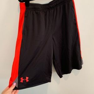 UNDER ARMOUR Black and red shorts